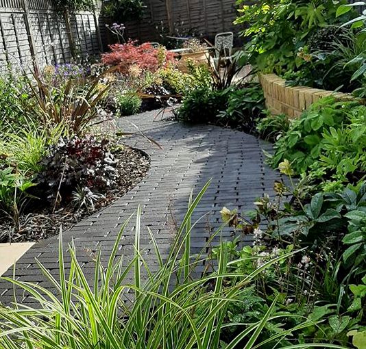 ChelmerValley's tweet photo. Great to see the planting flourishing in this garden design by Rachel Hartley Garden Design, using our Old Belgium Anthracite pavers to create a curved pathway.

#greypavers #curvedpath #gardenpathway #gardendesign #gardenideas #pathway #planting #plantingdesign #landscapedesign https://t.co/RdRJYTyBv3