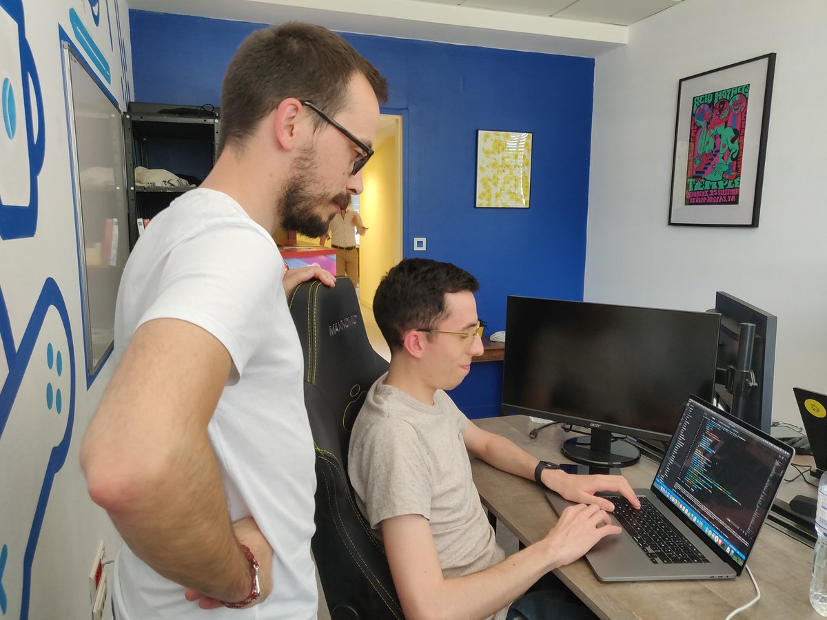 Helyx's tweet photo. #TechLead Le rôle d'Alan est aussi d'épauler la team en cas de besoin. Résolution de problèmes, vérification, et passage en recette du code pour validation par les client·e·s !

#Helyx #Tech https://t.co/4ypSZDU4IR