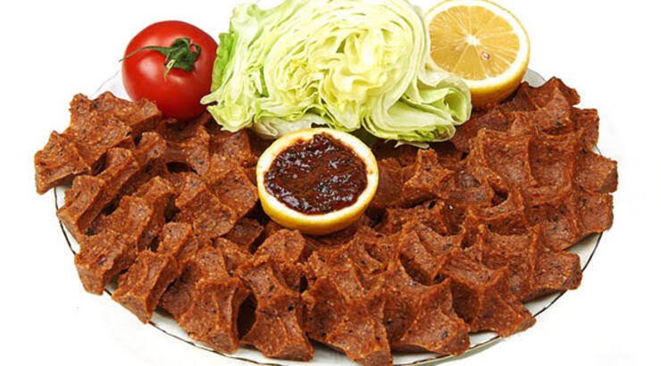 Dürüm + ayran 3 TL’ye hala bulmak mümkün öğrenciye indirim de yapıyorlar. Birleşip porsiyon almak en karlısı fakat domates vermiyorlar, dürüme domates de koyuyorlar. İnce eleyip sık dokumak lazım. En iyisi alan bir arkadaşın yanında gidip ikram olarak yemek🥰🥰🥰