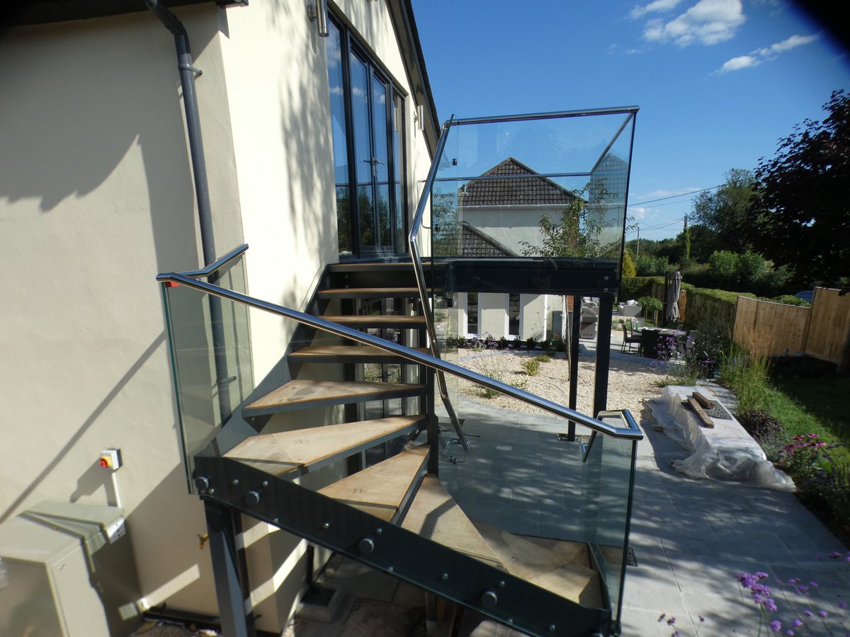 OzweldIntLtd's tweet photo. Just finished this stairwell and the glass on the balcony. splendid job if i do say so myself, one of our best ones. https://t.co/NK7UowMJq3