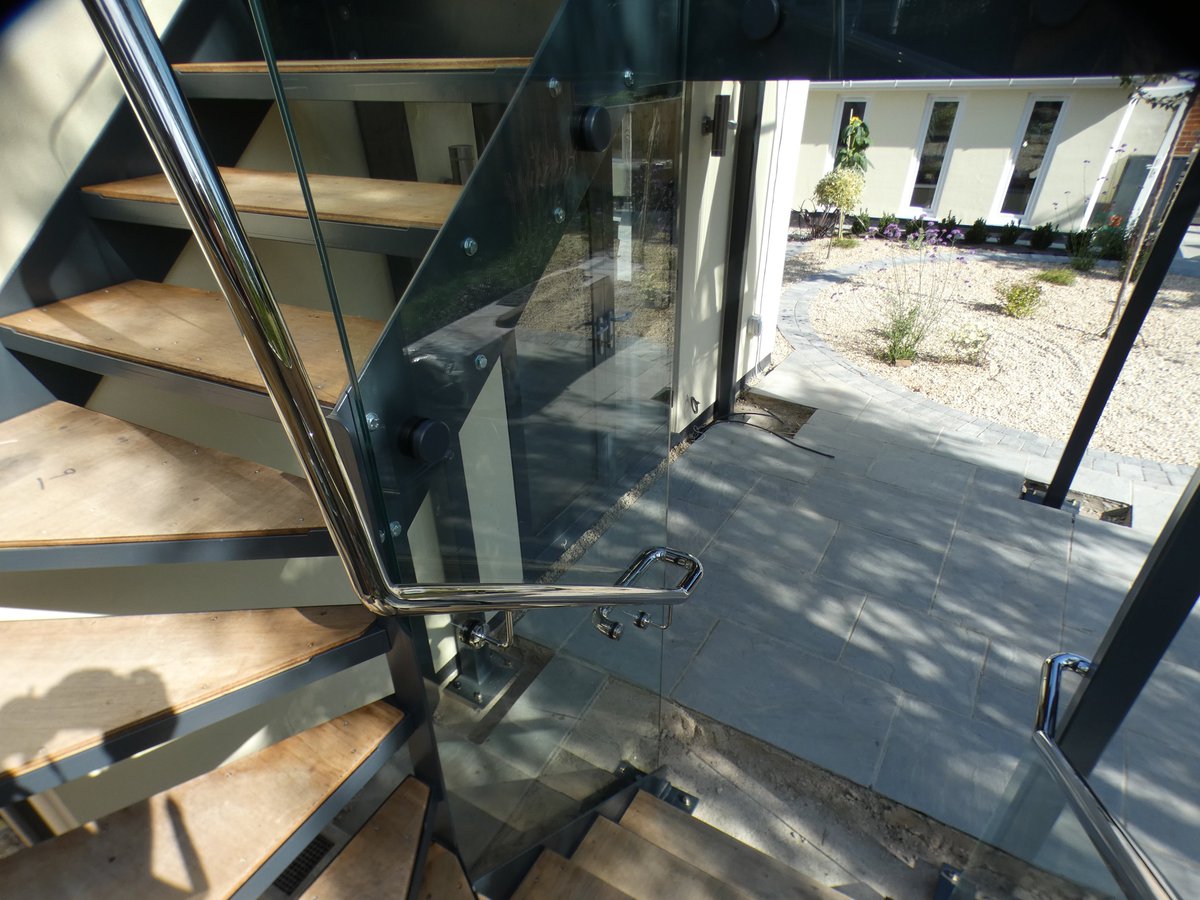 OzweldIntLtd's tweet photo. Just finished this stairwell and the glass on the balcony. splendid job if i do say so myself, one of our best ones. https://t.co/NK7UowMJq3