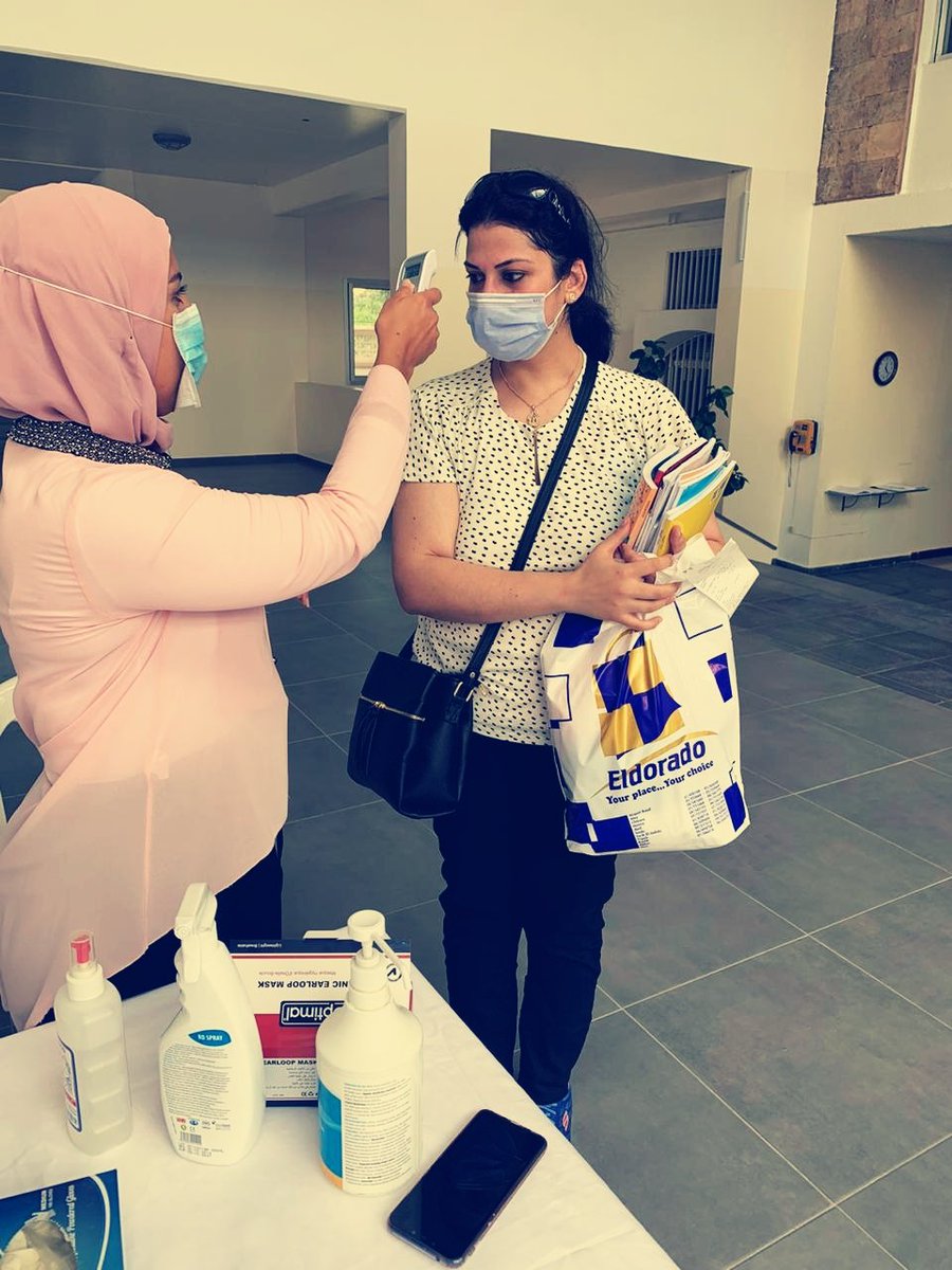 mayssaayyad's tweet photo. إلتزام بالإجراءات الوقائية أثناء استقبال أهالي طلاب مدرسة عائشة أم المؤمنين #معايير صحية #كلنا مسؤول #الوقاية من الكورونا
@MakAishaSchool https://t.co/0PVzQpCWcI