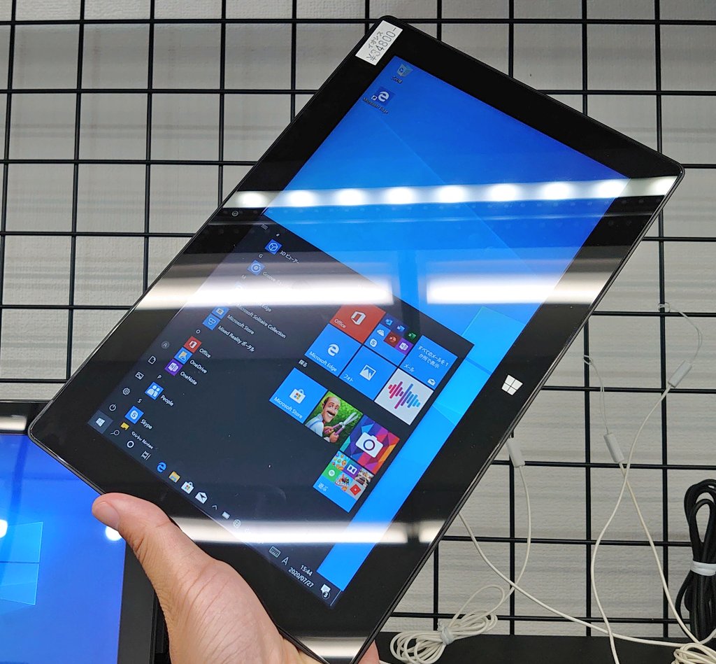 iosys_official's tweet image. 【路地裏店限定商品】
Surface Pro2 NX-00001
中古Ｃ級 税込29,800円
店長が「コレ宣伝してよ」といやらしい顔で頼んで来た時に何かを私のポッケに捩じ込んで来ました。
紙幣のような感触...
私は２つ返事でＯＫしました。
後で見たらファミマのレシートでした...騙された...
#イオシス #SurfacePro2