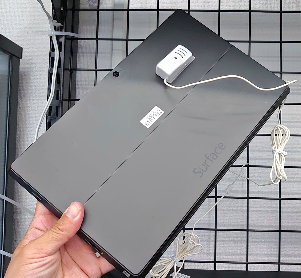 iosys_official's tweet image. 【路地裏店限定商品】
Surface Pro2 NX-00001
中古Ｃ級 税込29,800円
店長が「コレ宣伝してよ」といやらしい顔で頼んで来た時に何かを私のポッケに捩じ込んで来ました。
紙幣のような感触...
私は２つ返事でＯＫしました。
後で見たらファミマのレシートでした...騙された...
#イオシス #SurfacePro2