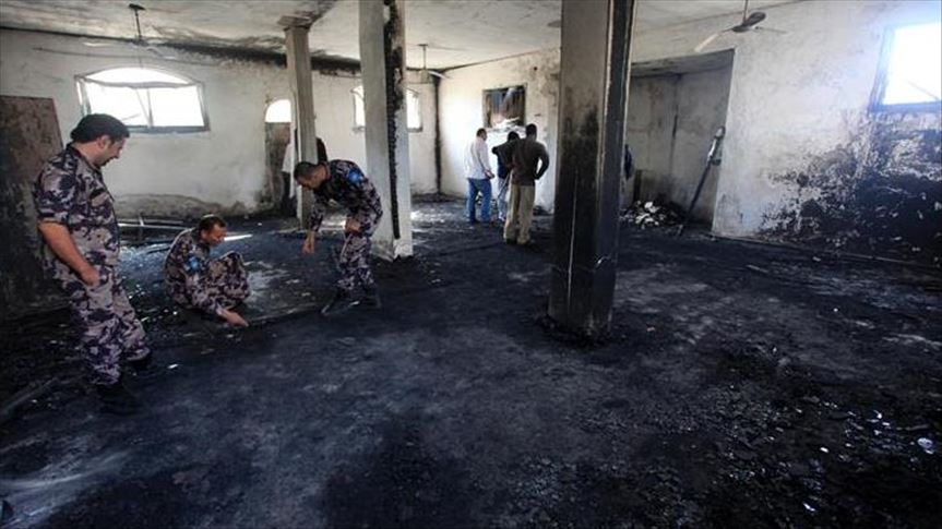 فلسطین میں آج علی الصبح مسجد کو آگ لگا دی 
غزہ کے مغربی کنارے میں ایک مسجد پر پہلے عرب مخالف نعرے درج کئے گئے
حملہ آوروں نے آتش فشاں کیمیکل پھینک کر مسجد کو آگ لگا دی
مسجد کا اندرونی ہال مکمل طور پر جل گیا۔

اہل علاقہ کا کہنا ہے اسرائیل عرب مخالف حملہ آوروں کی مدد کر رہا ہے
