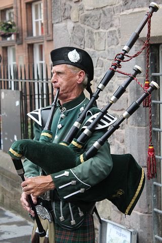 GlobalTreasureA's tweet photo. Happy Monday, Treausre Seekers! This week we’re visiting the rainy Scottish capital, Edinburgh!☔️

Join us as we explore a city dense with sites worth visiting, many that we have around 40 unique trails available on our Global Trails App!

#StillAdventuring #Scotland #Edinburgh https://t.co/PVljWKIaKo