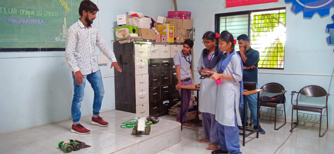 BlankaBotz's tweet photo. Shaping Ideas of Students Towards Innovation.
Its always fun teaching young minds &amp; the future of India.
@AIMtoInnovate @NITIAayog @PMOIndia @rramanan https://t.co/y2lDCJJCkM