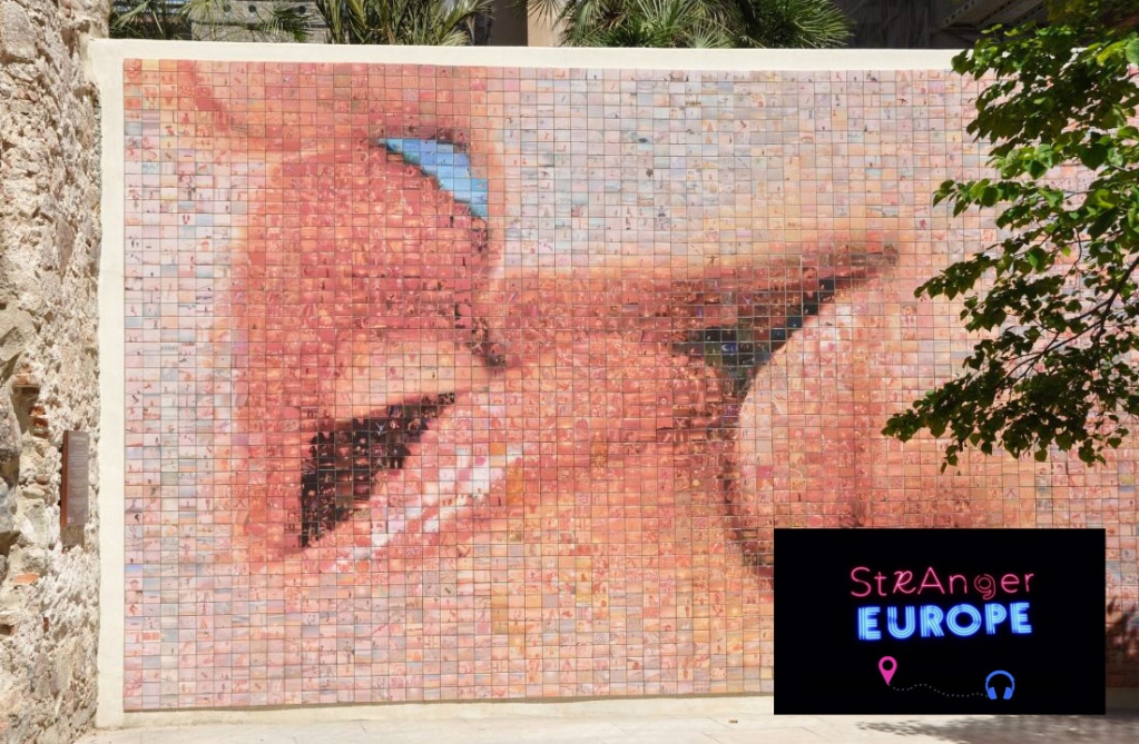 RaiQuattro's tweet photo. Il viaggio virtuale per l'Europa prosegue a Barcellona. Qui si trova il Mosaico del #Beso, divenuto in pochi anni una tra le opere imperdibili della città catalana. Ce lo raccontano #EmaStokholma e #MattiaBriga di #StrangerEurope >>https://t.co/pDOUPqWv3l https://t.co/rHUFAbBjmk