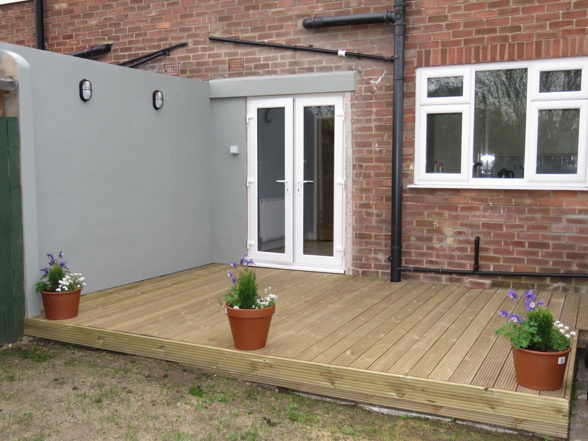 lettersyork's tweet photo. A good-sized rear garden,&amp; decking make this 2 double-bed Acomb gem a perfect summer home (ref 197): https://t.co/nGkrNO8joe https://t.co/PCS59dbXQl