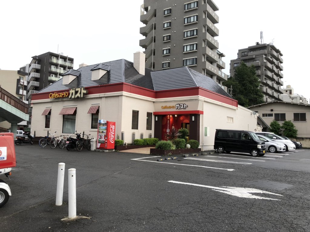 めぐ老師 今日は前から気になっていたガスト谷原店へ この店はバブルの頃高級路線のイエスタデイブランドでオープンした 今やガスト感満載だが随所に凝った意匠が見られる