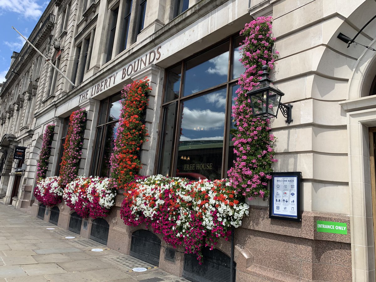reporterpink's tweet photo. #London #Londres #Flores #Flowers #pub https://t.co/YoStVE2Syx