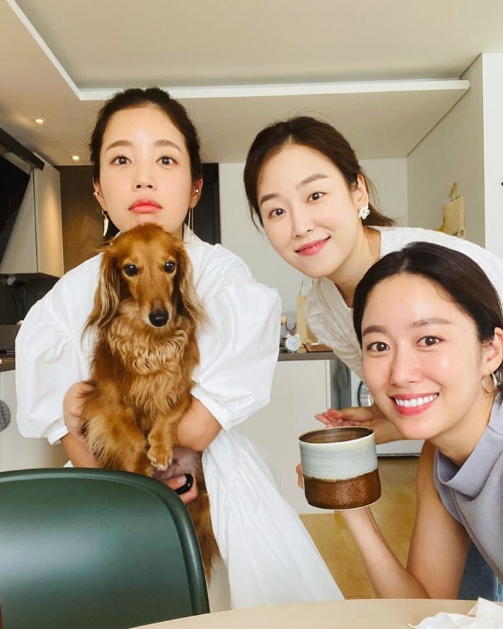 Hyunjinies's tweet photo. #JeonHyebin instagram - #SeoHyunJin #JeonHyeBin #KiEunSe and #Shideo🐶 at Hyun Jin's home today
https://t.co/AN5paBCPZy
#서현진 #SeoHyunJin #徐玄振 #ソ・ヒョンジン
"Hyunjinie cooked food for us.
When she told us to come, me and Eun Se rushed to her excitedly. https://t.co/5tAk3H5Wqn