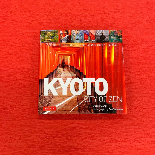 tuttlejapan's tweet photo. ใๆดๆธใโฉ๏ธKyoto: City of Zen๏ผ็ฌฌ๏ผ็๏ผโฉ๏ธ
ไบฌ้ฝใฎ่ฆๆใ350ๆไปฅไธใฎ้ฎฎใใใชๅ็ใจใจใใซ็ดนไปใใๅ็้ใๅฐๅณใๆฒ่ผใใใฆใใใฎใงใฌใคใใใใฏใจใใฆใ๐ ๅคๅฝใไฝใพใใฎๆนใซใๅ็ฃใจใใฆๆ้ฉใชไธๅใ
https://t.co/CW8GX1BrNL
#fushimiinari #kyotoguide https://t.co/zqeSo4Rvd6