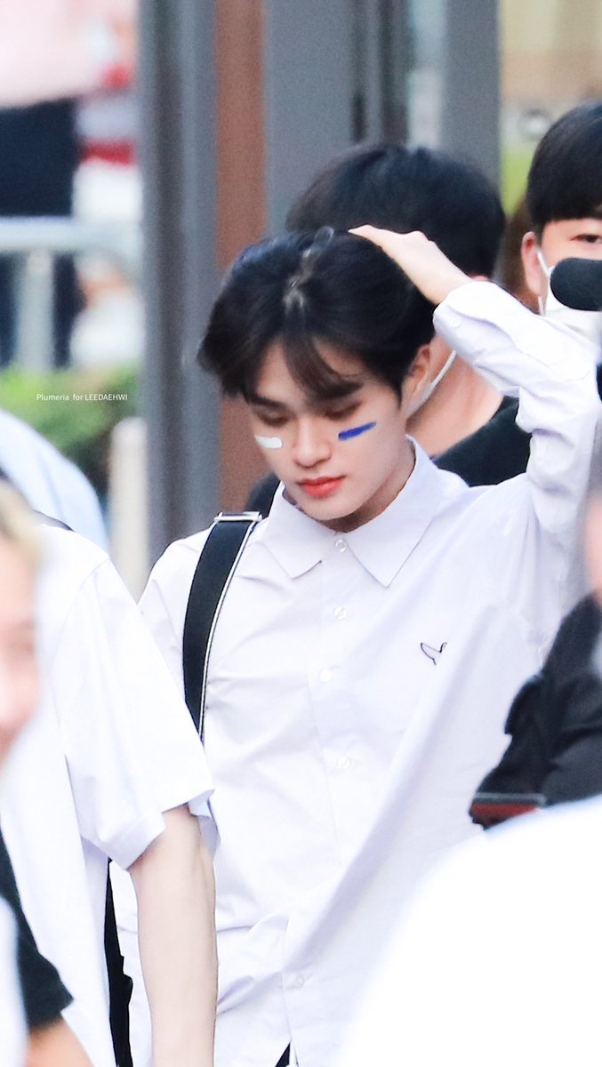 norwTmsk's tweet photo. 아 나 이대휘 이런 쟈니즈 몰카 당한 꽃미남 가튼 사진 너무 조타쿠 말 했냐 안했냐 ㅜㅜㅜㅜㅜㅜㅜㅜ 너무 조타쿠 아 넘나 미남 미쳐 씅나 셔츠단추 목끝까지 채워도 헐렁한 핏까지 완벼쿠 https://t.co/rpHuFoO3hi