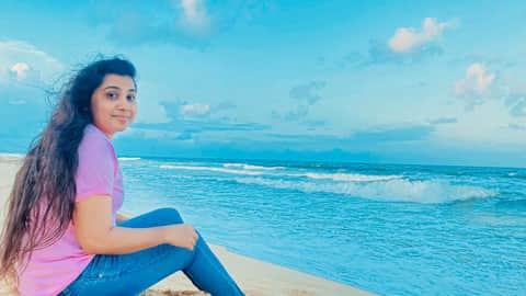 kiru2204's tweet photo. கரையில் காத்திருக்கிறது
அமைதியாய் தினிமையில்
வா வா என்று
அழைக்கின்றன
ஆர்ப்பரிக்கும்
கடல் அலைகள்....
என்ன உள்ள போகலாமா? https://t.co/IqZyloy34o