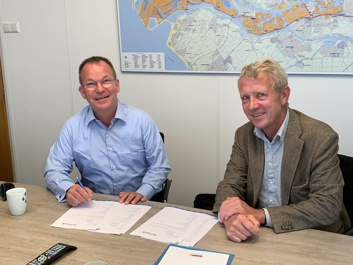 softpaknl's tweet image. Na succesvolle implementatie #Proterm module (TOS) kiest Matrans (MRT), voorheen SCA Logistics, #ProStore 
 &amp;amp; #Profor voor automatiseren breakbulk (WMS) activiteiten terminal Pernis. Op de foto Roelf Buist (MD MRT) &amp;amp; Joop Keislair (@softpaknl) bij ondertekenen contracten.