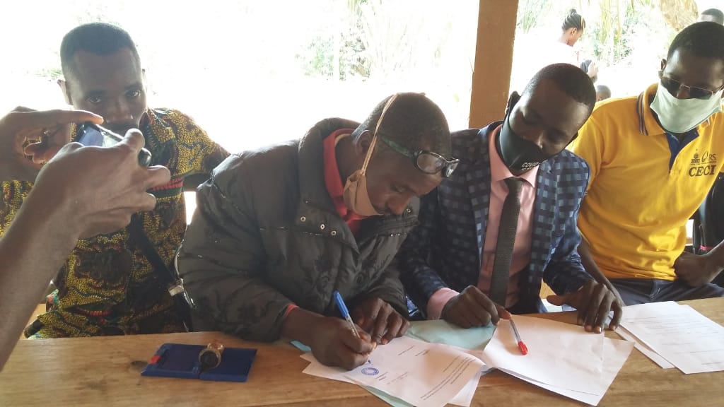 TomateReto's tweet photo. #CAEK SARL signe pour la nouvelle campagne de culture de la tomate des contrats de partenariat avec les coopératives agricoles de #BasMono.
Contribuer au développement local en consommant chaque jours @TomateReto ! @KomlanRemi @Mifatogo @AgricultureTg
https://t.co/IaDg5jqx5D https://t.co/BMgJW75kFq