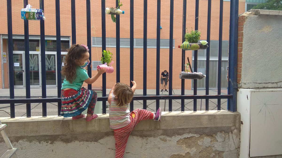 No soy objetiva, pero este texto d #MartaMalo sobre #ExperimentaEducacion me parece muy bonito y que recoge muy bien como fue la escalada y desescalada de emociones durante la experiencia. Gracias a Marta y a tantas que no permanecieron impasibles. medialab-prado.es/noticias/exper…