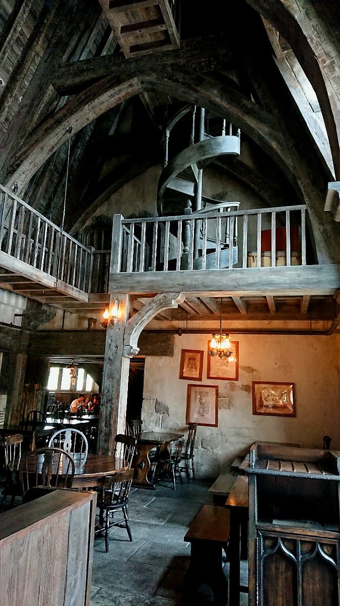 門田まりの古墳とusjとｔシャツとカレー Usjの風景その15 飯テロって言うのかな レストラン紹介です ハリーポッターのところ 屋根が高い店内演出は圧巻です 料理もまた ワイルド こんなメニューで実際に映画に登場してたのでしょうか