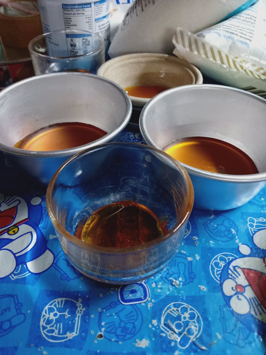 NNM17737073's tweet photo. ได้ออกมาเรียบร้อยแล้วครับกับพุดดิ้งคาราเมล
เอาเจ้าน้องนมป๋องจาก #kyummilk_collection มาทำด้วย
แต่ว่า ตอนเทออกมาทำไมน้ำตาลแข็งอยู่ด้านล่างเยอะเลยอ่าาา 😭 ไม่รู้ว่าทำขั้นตอนไหนผิดไป��ึเปล่า ฝากคุณแม่ช่วยชี้แนะด้วยนะคะ https://t.co/FNXnL42Mn6