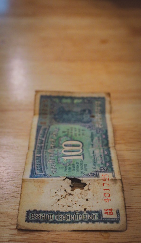 ExploreWithRoy's tweet photo. Look what I found! Such an antique and beautiful old 100 rupees note. I think this dates way back to 1980s. 👌😍
#RBI #Note #indianNote #IndianRupees @RBI https://t.co/vm7IAdbBeA