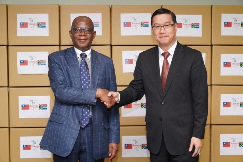 proudlychinese's tweet photo. Thank you #MofaGovTw for kindly donating 50k medical #facemasks to support frontline healthcare workers fighting #Covid19SA
Pics: #LibertyTimes
#proudlychineseSA #SouthAfricanTaiwanese #IAmNotAVirus #StrongerTogether #TaiwanCanHelp #TaiwanIsHelping #WeAreUbuntu #WeLoveSouthAfrica https://t.co/VAojl3spV6
