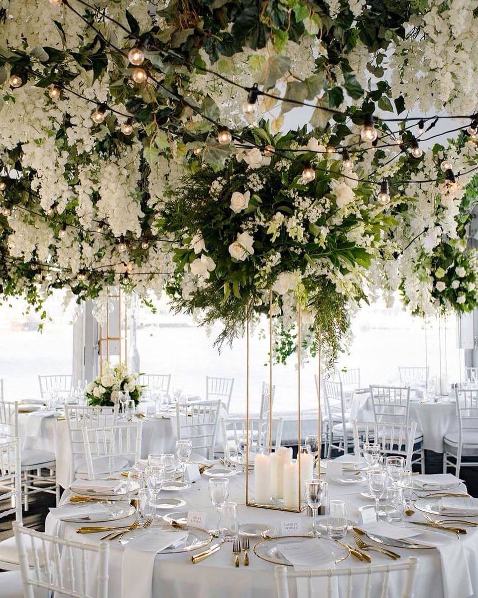 Centrepieces are one of my favourite decor items in a reception. They are a must have whether small or big. It ‘zooshes’ up the table and can turn any room into an elegant masterpiece! #annawangstylist #sydneywedding #sydneybride

See on Insta: zpr.io/HqNyZ