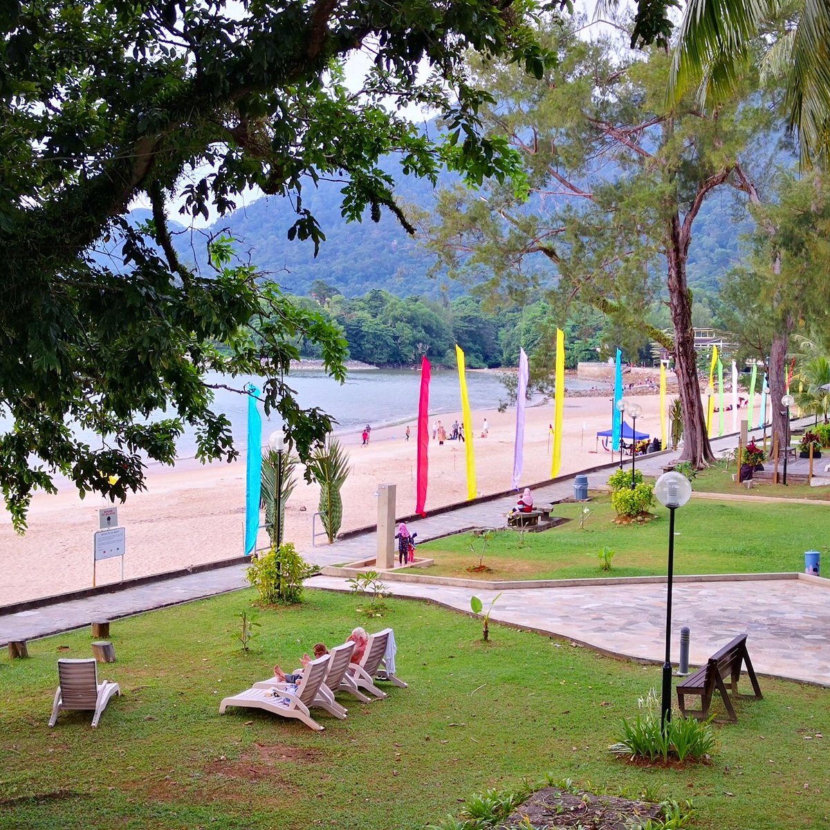 BorneanWingz's tweet photo. How I wish I could wake up to this every day! A #beach that is not at all crowded is a plus! #resort #jungle #sand #sea #holiday #borneo #sarawak https://t.co/0TW6sa1a7m