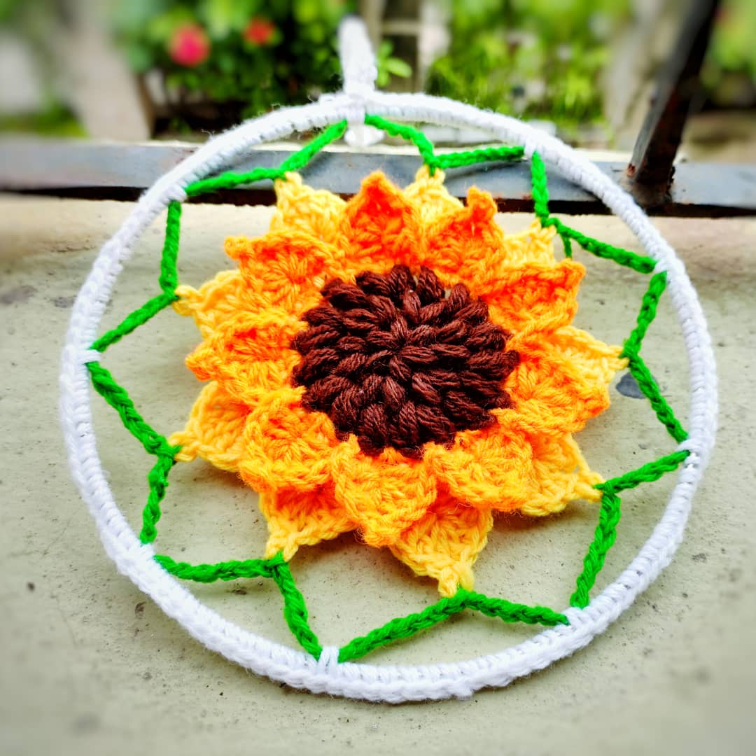 HookedLoops's tweet photo. The youtube link
https://t.co/SqRvs1TvIm
The written pattern
https://t.co/xlTMq0nP9j
My dear crochet lovers, I have a beautiful crochet pattern for you today! We all love dream-catchers and sunflowers. So I added a beautiful crochet sunflower in my dream-catcher today. https://t.co/mMG5ielww2