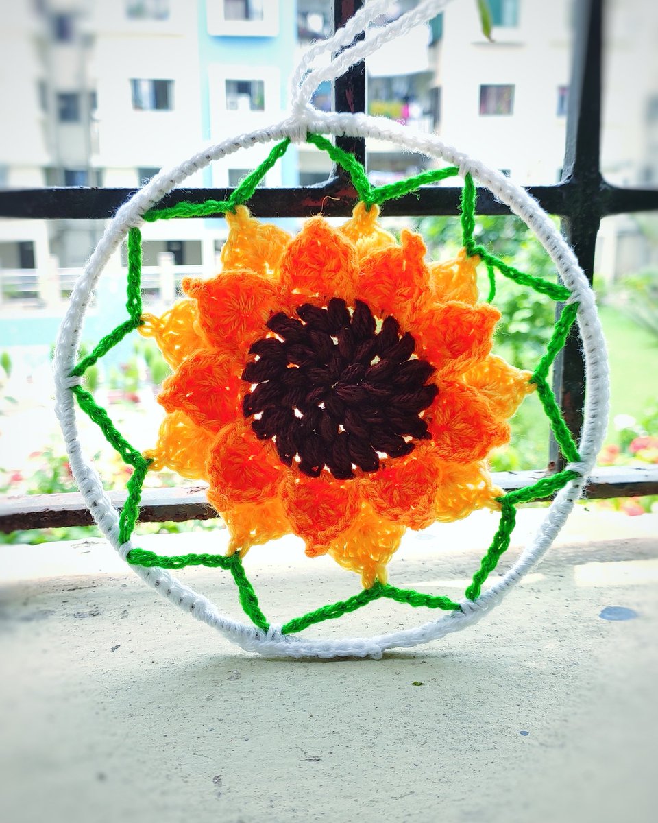 HookedLoops's tweet photo. The youtube link
https://t.co/SqRvs1TvIm
The written pattern
https://t.co/xlTMq0nP9j
My dear crochet lovers, I have a beautiful crochet pattern for you today! We all love dream-catchers and sunflowers. So I added a beautiful crochet sunflower in my dream-catcher today. https://t.co/mMG5ielww2
