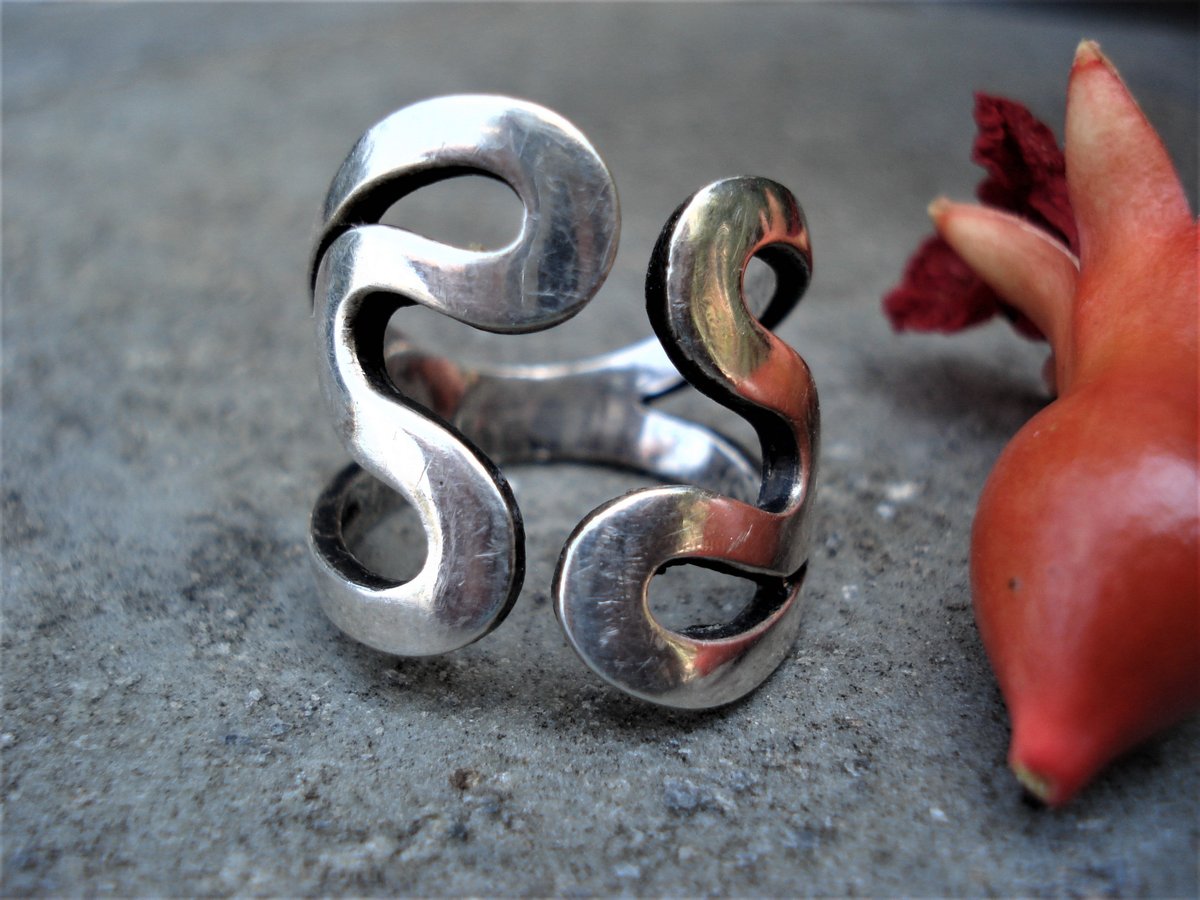 chestnutcrochet's tweet photo. Sharing for Anna Recycle on Etsy

Really love this, from the Etsy shop AnnaRecycle. https://t.co/BaDgrmT35t #etsy #sterlingsilverring #uniquevintagering #collectiblering #unisexsterlingring #carvedsterlingring #vintagesterling #hammeredsterling #hammeredsilverring https://t.co/knctViQfpe