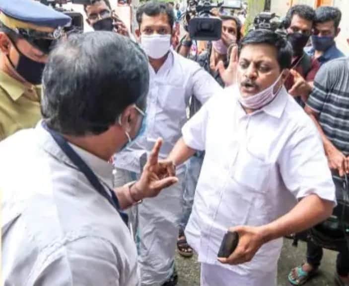dyficec's tweet photo. This is the BJP Councillor from Ward No 19 in Kottayam district in Kerala. He is seen in the photograph blocking officials in front of a government crematorium when they came to bury the body of a covid patient. BJP councillor TN Hariharan and other BJP and Congress activists+ https://t.co/NnJJnJ4q5A