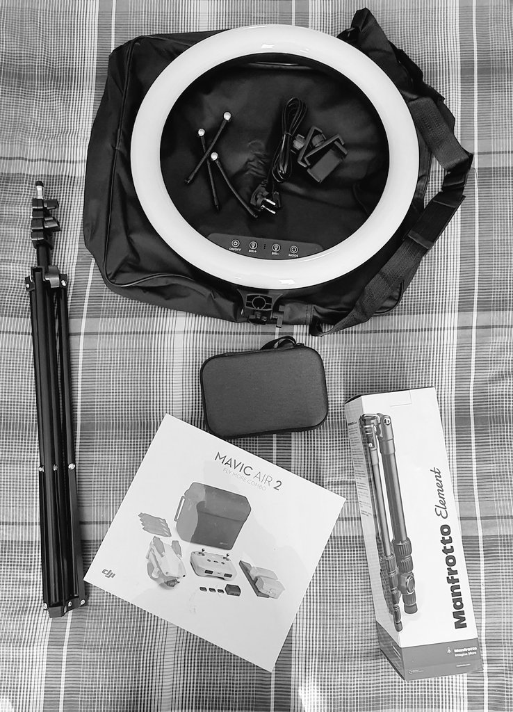 Empha87's tweet photo. 4 days early... Well done @TAKEALOT

Now we study before we play... Instruction manuals make for good reads. #toys #dji #techtuesday #visualsloading https://t.co/va9k6Fx4Al