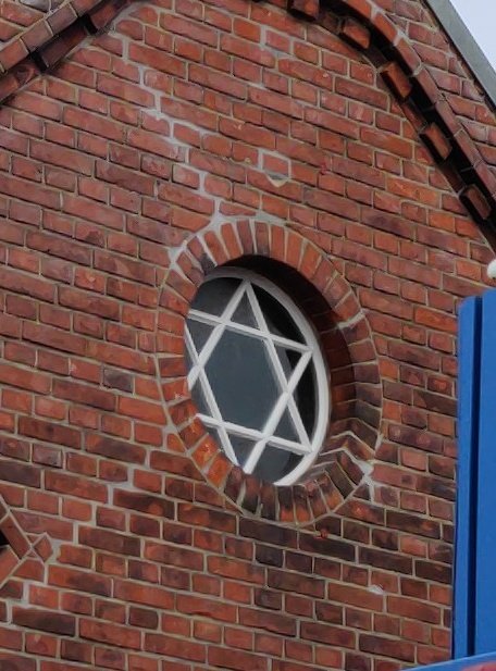 jdkinf's tweet photo. Schön, dass er geblieben ist. ✡️
#Kiel #Holtenau #Tiessenkai https://t.co/Sb2Z72RacN