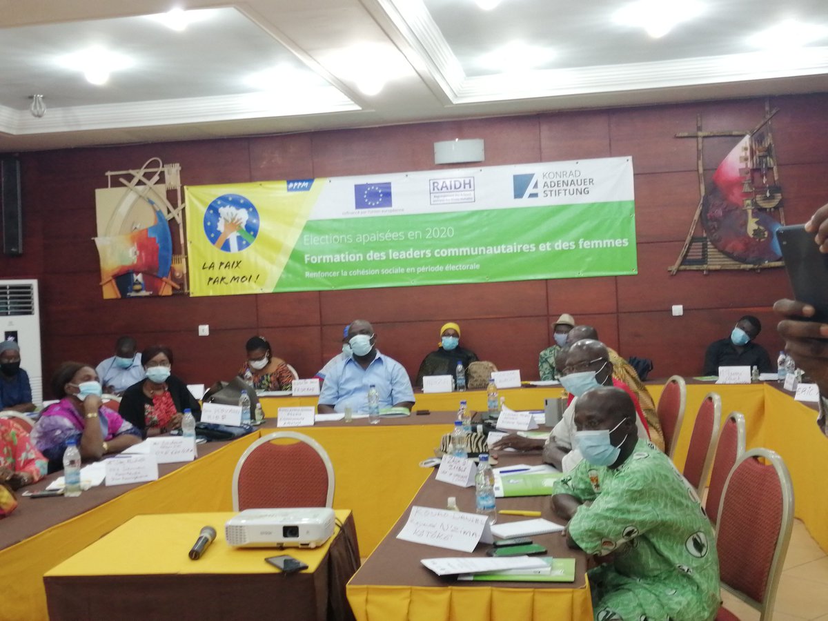 desiree_deneo's tweet photo. Atelier de formation des femmes et des chefs traditionnels à Grand Bassam dans le cadre du projet " La paix par moi !" porté par la @Kas_Abidjan et le RAIDH et cofinancé par l'Union Européenne.
#PpmCiv https://t.co/5I2SXECy9N