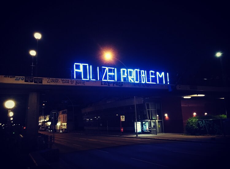 copwatch_hh's tweet photo. Immer wieder regt sich auf St. Pauli Protest gegen den polizeilichen Belagerungszustand des 1/4s &amp; die rassistischen Kontrollen. Gestern haben Anwohner:innen mit einer Kunstaktion auf das #Polizeiproblem aufmerksam gemacht. #CopwatchHH #norphh https://t.co/zpKAuuBK9V