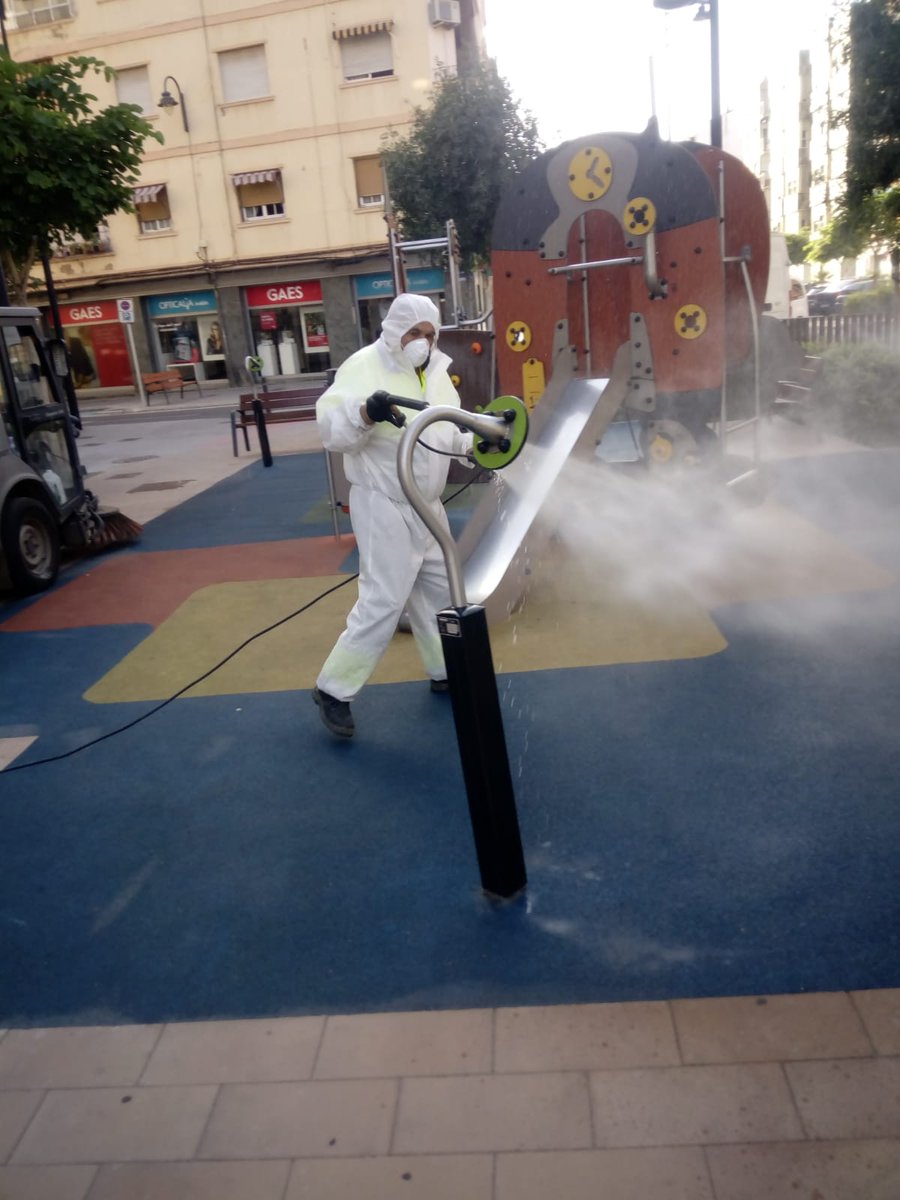 Gesquart's tweet photo. Bona vesprada, hui dilluns hem començat la campanya de neteja a fons de tots els parcs infantils del municipi, durant aquesta setmana anirem netejant-los a fons a més continuem amb la desinfecció amb un virucida de tots els parcs infantils del municipi. #aquestviruselparemunits https://t.co/7Z1aI2fAab