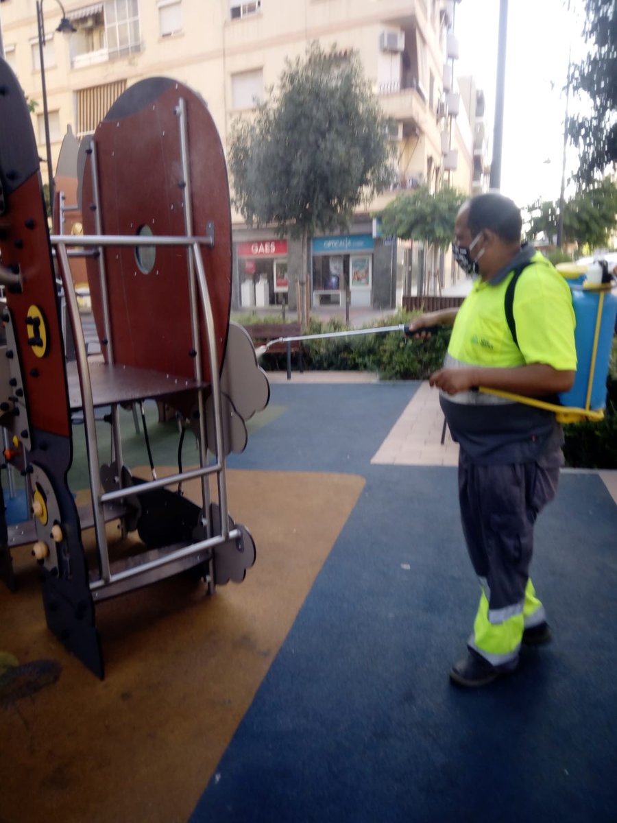 Gesquart's tweet photo. Bona vesprada, hui dilluns hem començat la campanya de neteja a fons de tots els parcs infantils del municipi, durant aquesta setmana anirem netejant-los a fons a més continuem amb la desinfecció amb un virucida de tots els parcs infantils del municipi. #aquestviruselparemunits https://t.co/7Z1aI2fAab