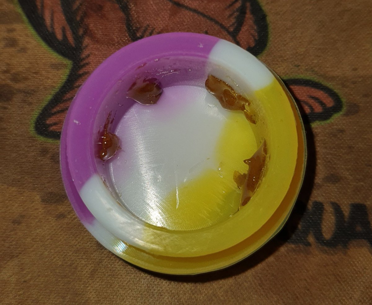 Buds420Best's tweet photo. Strawnana 🔥🔥🔥 #cannabis #oil #bananakush #strawberry #concentrates #buds #nugs #stonerfam https://t.co/ms7rFK15t7