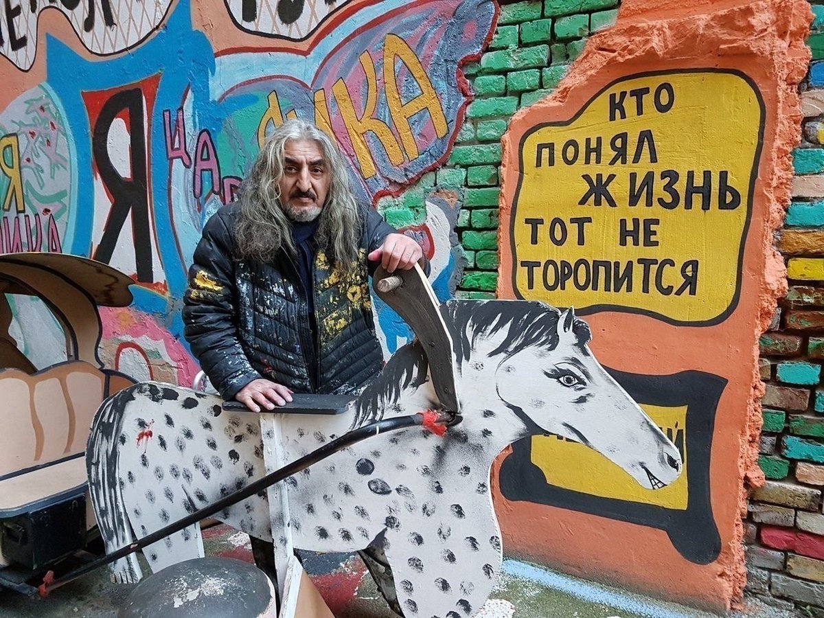 На Петроградской стороне коммунальщики начали разбирать Дворик Нельсона

Собрание жильцов дома на Полозова, 6 решило, что арт-объект художника Нельсона Искандаряна им не нужен.

А как вы считаете, Дворик Нельсона стоит сохранить, или же нужно вернуть обычный двор?