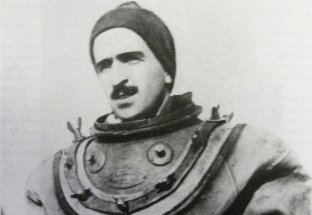 Teseo Tesei and Alcide Pedretti, attempting to buy precious time for the MTM force, sacrificed their lives by immediately detonating the explosive charge of their SLC. This suicide attempts was a hopeless attempt to destroy the harbor’s outer defenses blocking the MTMs.