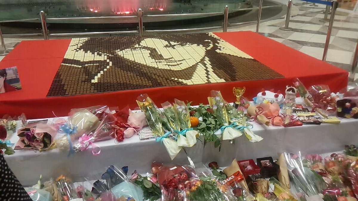 かおぴ 6年前に森永さんが池袋で跡部様祝う為にダース700箱以上使ってピクセルアートつくったら大量の花とその他諸々添えられ 葬式と勘違いされ たって最近テニプリハマった人に知ってほしい