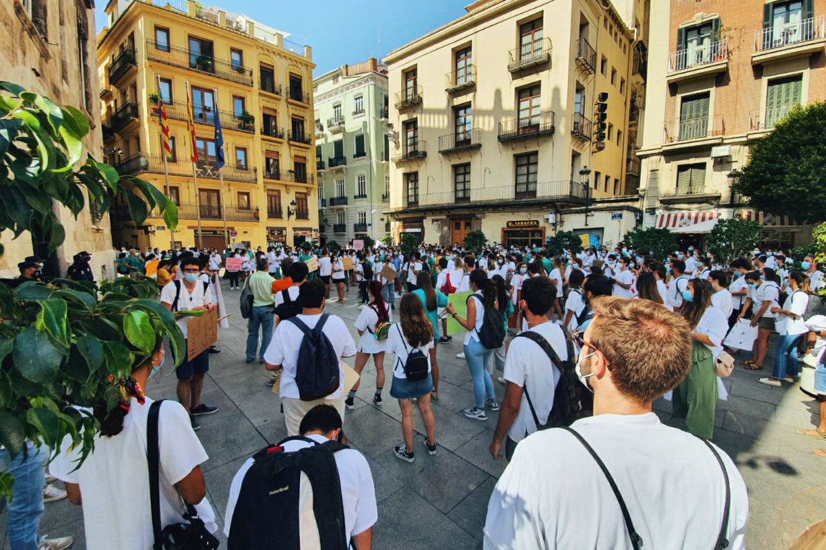 ObrirEscletxa's tweet photo. Avui les companyes de @huelgamircv surten per 3a setmana consecutiva per un conveni digne i millors condicions laborals. Volem una sanitat pública i de qualitat, amb condicions dignes per a les treballadores! ✊🏾 #HuelgaMIR #ConvenioMIRYa https://t.co/oFh6R5tfnV