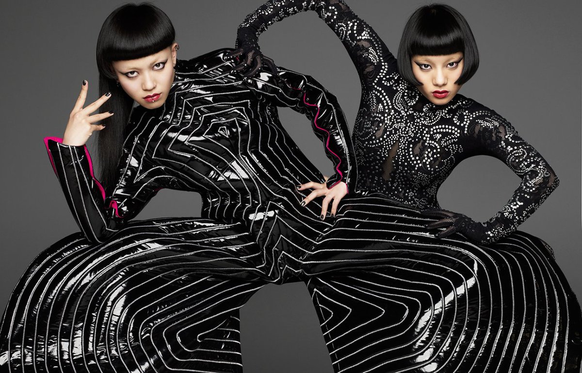 Vogue台湾、2015年5月号「Let's Dance』特集のグラビア。手前の衣装は