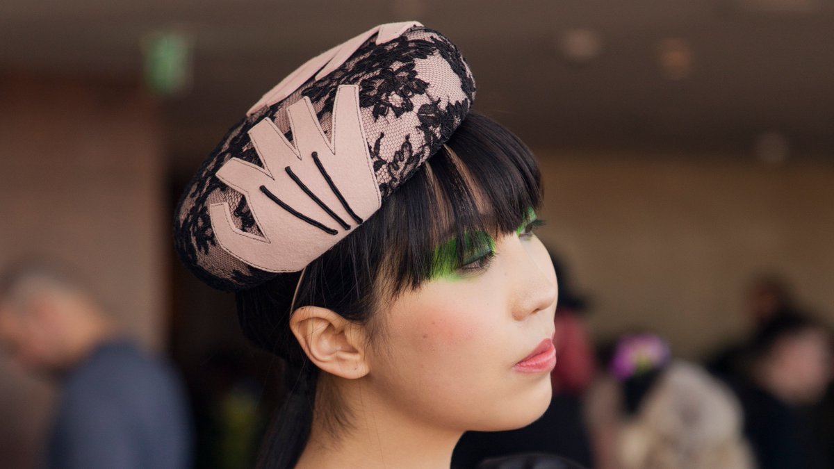 stylewithgrace's tweet photo. Preview of @XTerrace #LondonHatWeek2020 in
@eclipse_racing #magazine featuring #milliners #aroundtheworld
Theme is #ToFutureAndBack with 1930's #Retrostyle #hat by @MillinerySusan #RockItForRacing #StylishThirties
Full Exhibition 8-11Oct https://t.co/wmM3krBxGL https://t.co/IBypTzrNU2