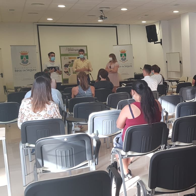dipujaen's tweet photo. #Proempleo7 ha comenzado en Beas de Segura y Peal de Becerro con dos cursos sobre elaboración de productos con aceite de oliva. Se trata de las primeras de las 92 acciones formativas de este programa de inserción laboral impulsado por la Diputación. https://t.co/VAgpMSjZhV https://t.co/8dyjUlpoFu