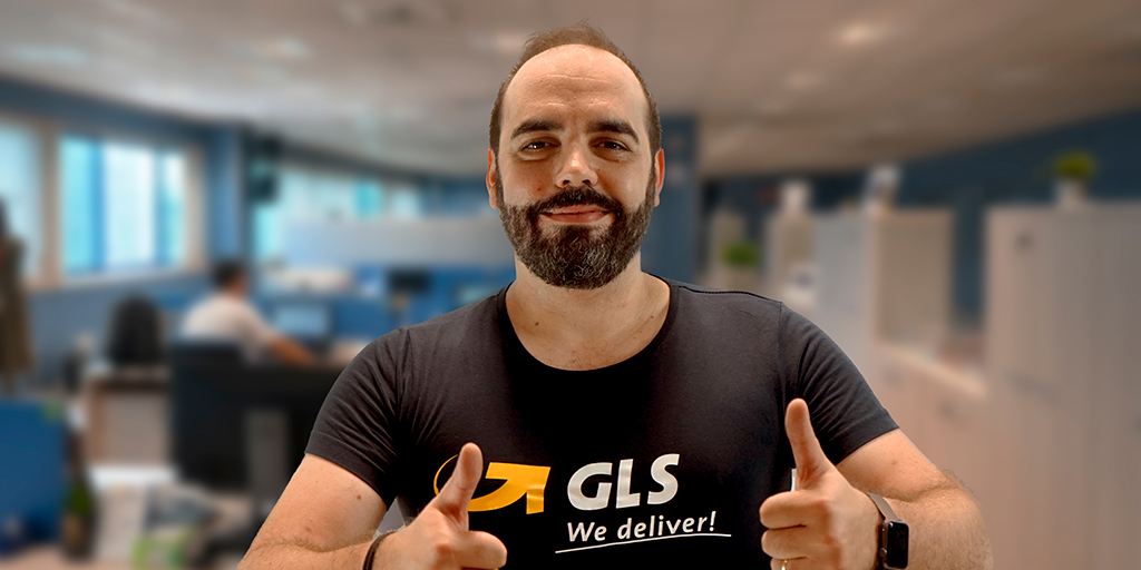 GLS_Spain's tweet photo. ¿Qué es lo más importante para un analista programador en GLS Spain? Para David, Iberia Innovation &amp; Customer Solutions Responsible, "la creatividad y la adaptación a los clientes". ¡Consulta nuestras vacantes en Hospitalet y Madrid! https://t.co/AUnOD61ynL #GLSCareer https://t.co/q5HvLfH44D