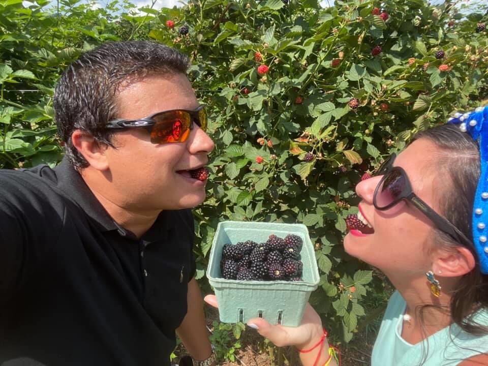 natasham4's tweet photo. Fun Saturfay afternoon yesterday at @ButlersOrchard!! family outing to pick berries, peppers๐ถ, tomatoes ๐
herbs and feed some goats ๐๐#NatInMD #BerryFun https://t.co/g3UOACLhBj