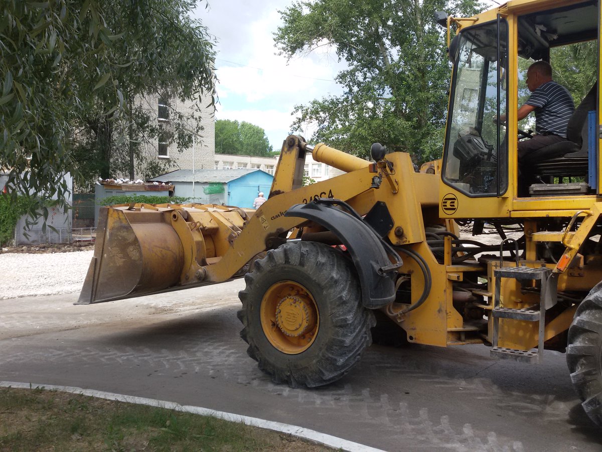 В микрорайоне 4Ц #Тольятти начался ремонт дорожного покрытия внутриквартального проезда по бульвару Ленина. Мешают припаркованные авто. Владельцев установить не удалось.