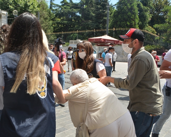 25 yıldır karakola teslim ettiği oğlundan bir daha haber alamayan bir annenin“oğluma ne oldu? Sorusunu onu yerlerde sürükleyerek cevaplamak hangi vicdana sığar?
<a href="/adalet_bakanlik/">T.C. Adalet Bakanlığı</a> <a href="/tcbestepe/">T.C. Cumhurbaşkanlığı</a> <a href="/TC_icisleri/">T.C. İçişleri Bakanlığı</a> <a href="/RTErdogan/">Recep Tayyip Erdoğan</a> <a href="/TC_istanbul/">TC İstanbul Valiliği</a>